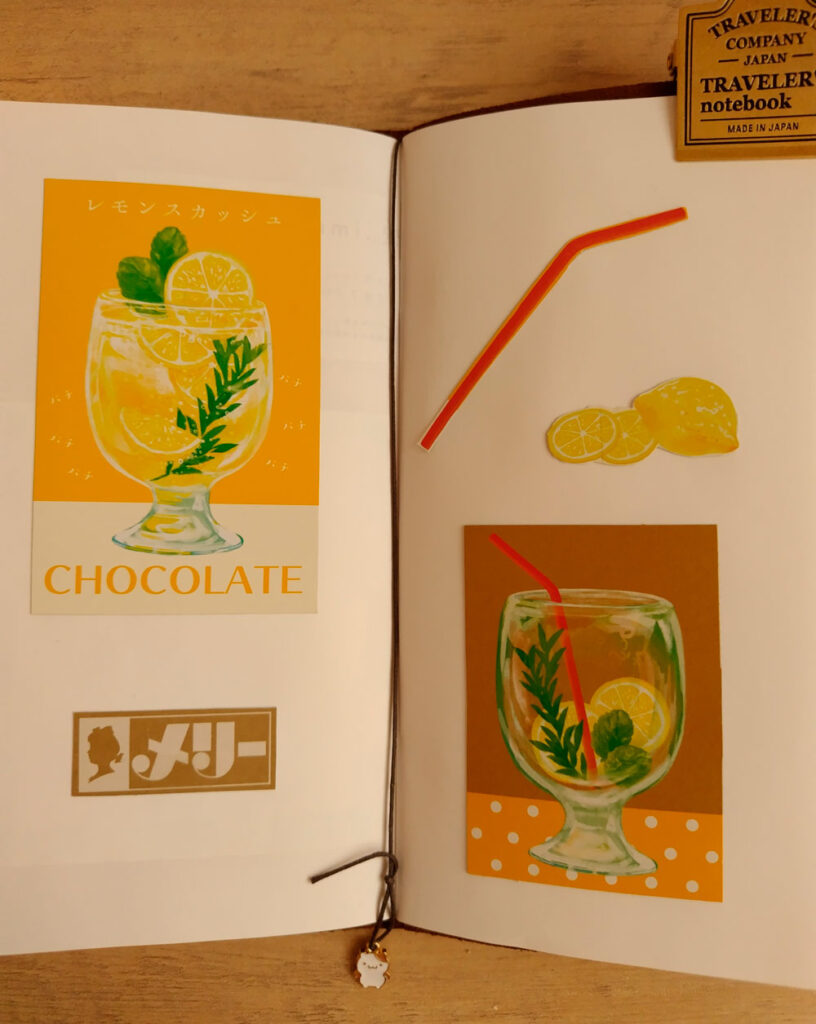 お菓子の紙を貼ったページの写真