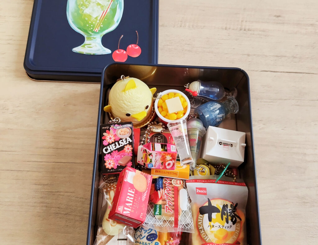 ガチャガチャでいっぱいのお菓子の缶