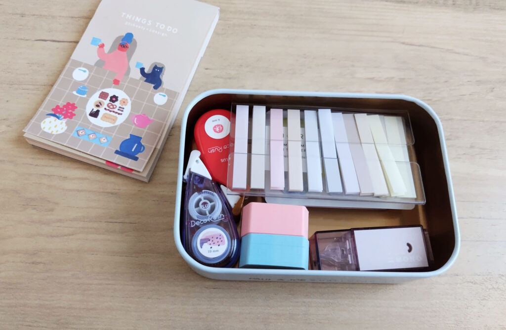 小さな缶に詰めた文具